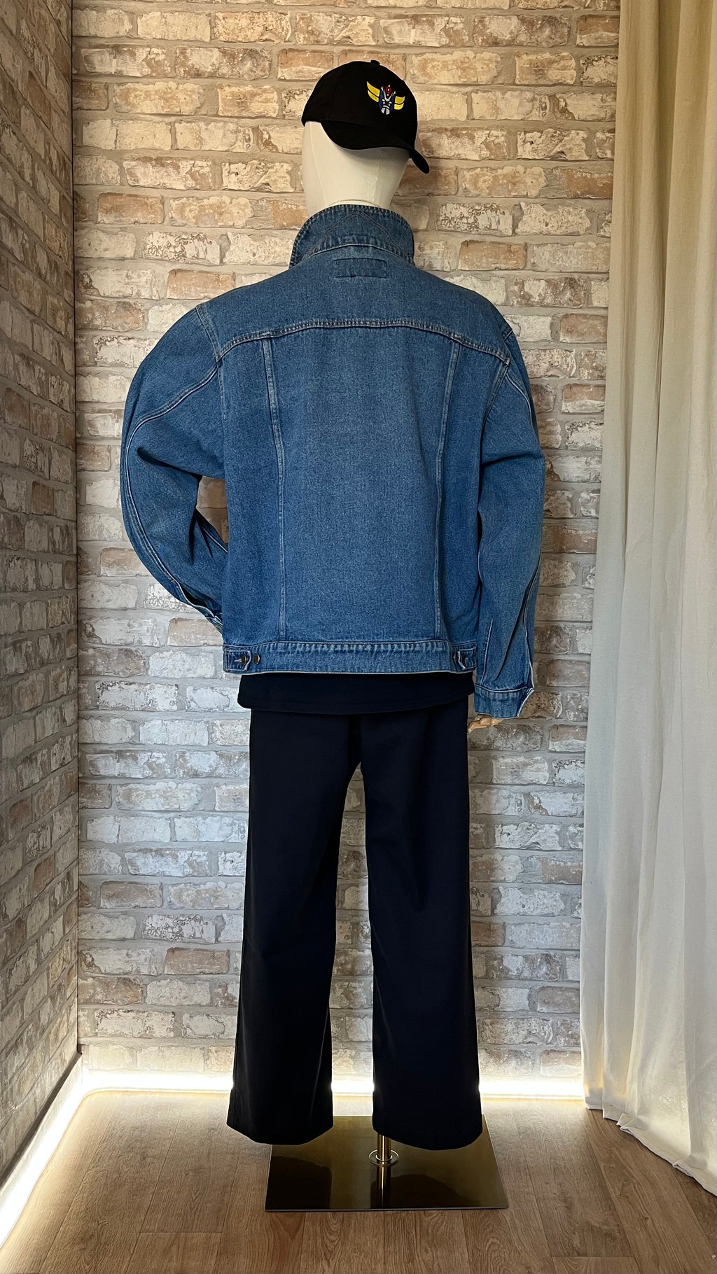 Veste en Jean Wrangler Hero Vintage 90s-00s portée sur un mannequin de dos avec un pantalon Dickies, un tshirt Graphic et une casquette Goldorak Grafitee