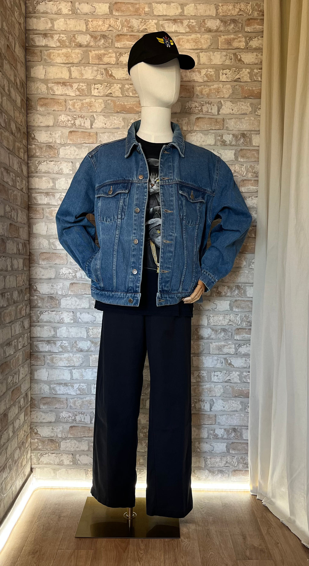 Veste en Jean Wrangler Hero Vintage 90s-00s portée sur un mannequin de face avec un pantalon Dickies, un tshirt Graphic et une casquette Goldorak Grafitee