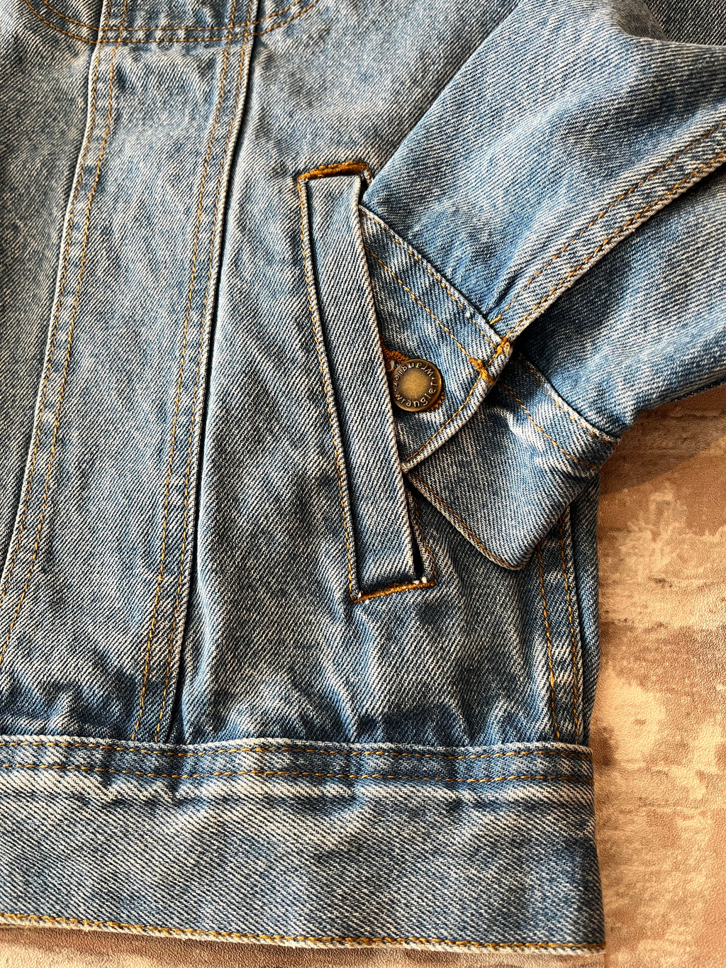 Veste en Jean Wrangler Rugged Wear Vintage | Coupe Trucker | 90s-00s / détails poche et poignet