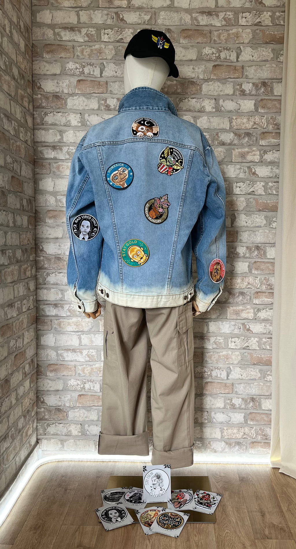 Veste en Jean Wrangler Vintage Customisée | Délavage Ombré Unique | 90s-00s/ Pantalon Cargo Dickies | Regular Fit - Beige Khaki | Deadstock / Dos Patchs La Barbuda / Casquette Grafitee Goldorak