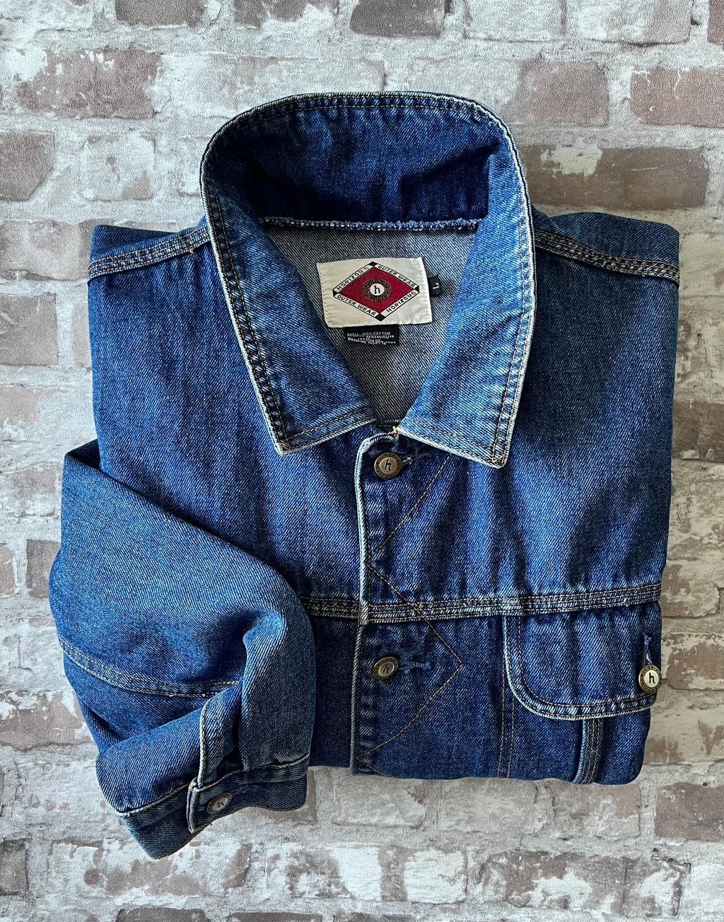 Veste en jean vintage Horizons Outerwear des années 90 de style chore jacket en denim bleu délavé, présentée pliée à plat