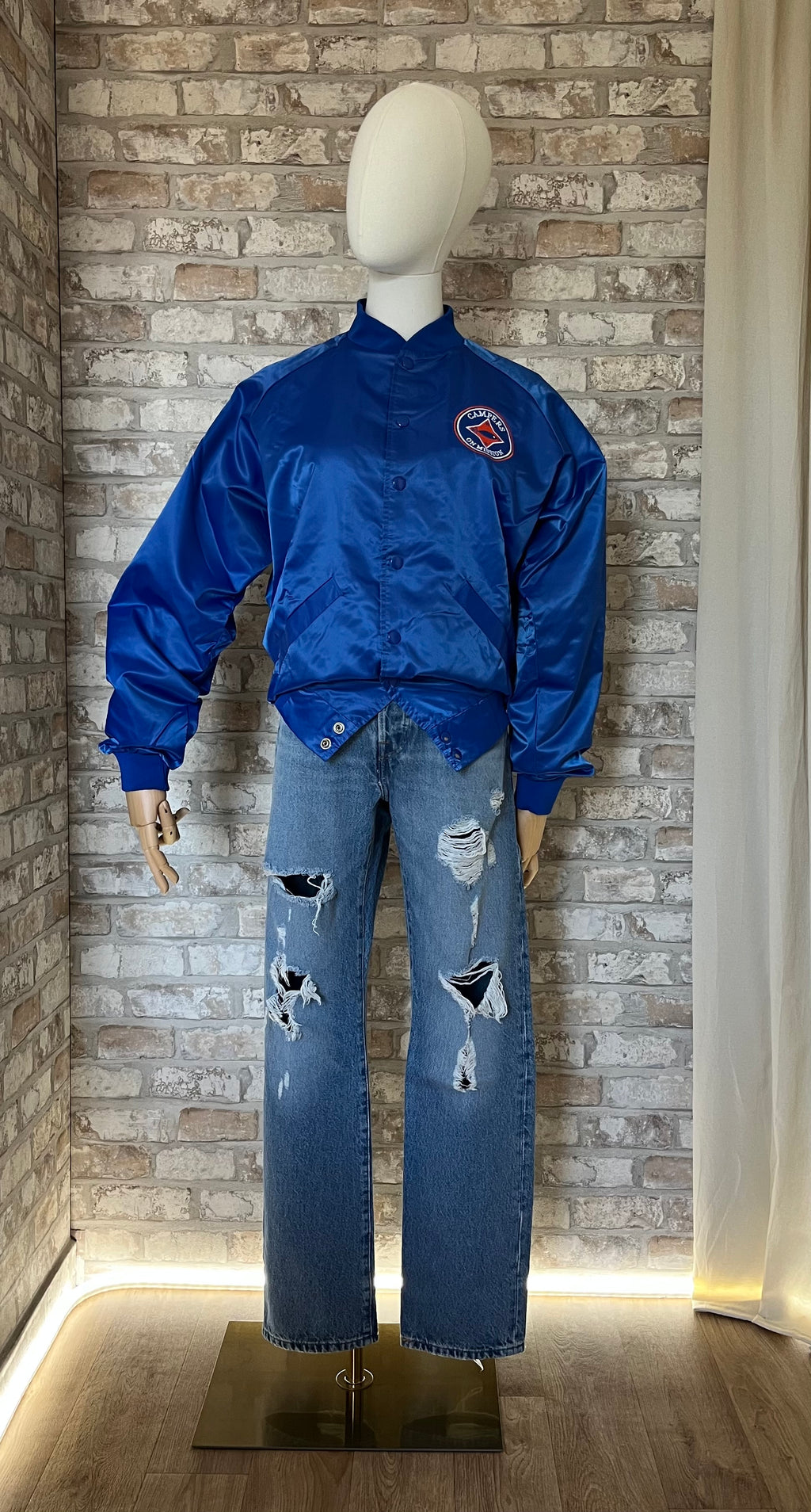 Veste coach jacket vintage Cardinal bleu électrique avec patch brodé portée avec un jean Levi's 501 Distressed