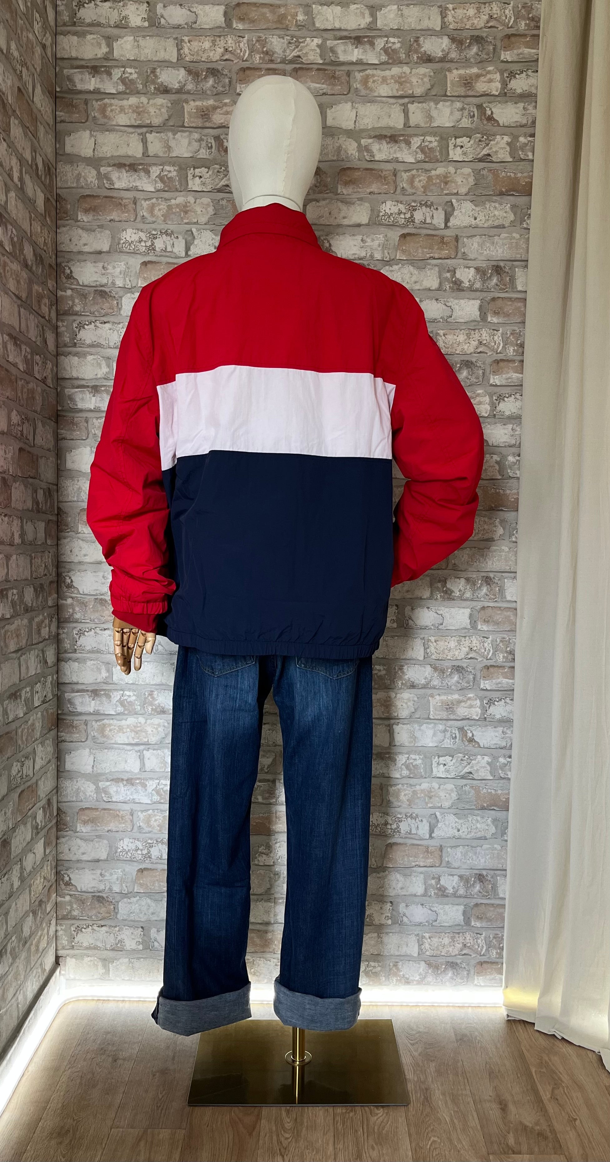 Wind-Breaker Levi's Sportswear | Capuche Escamotable | Bleu/Blanc/Rouge sur mannequin de dos avec jean Levis 505