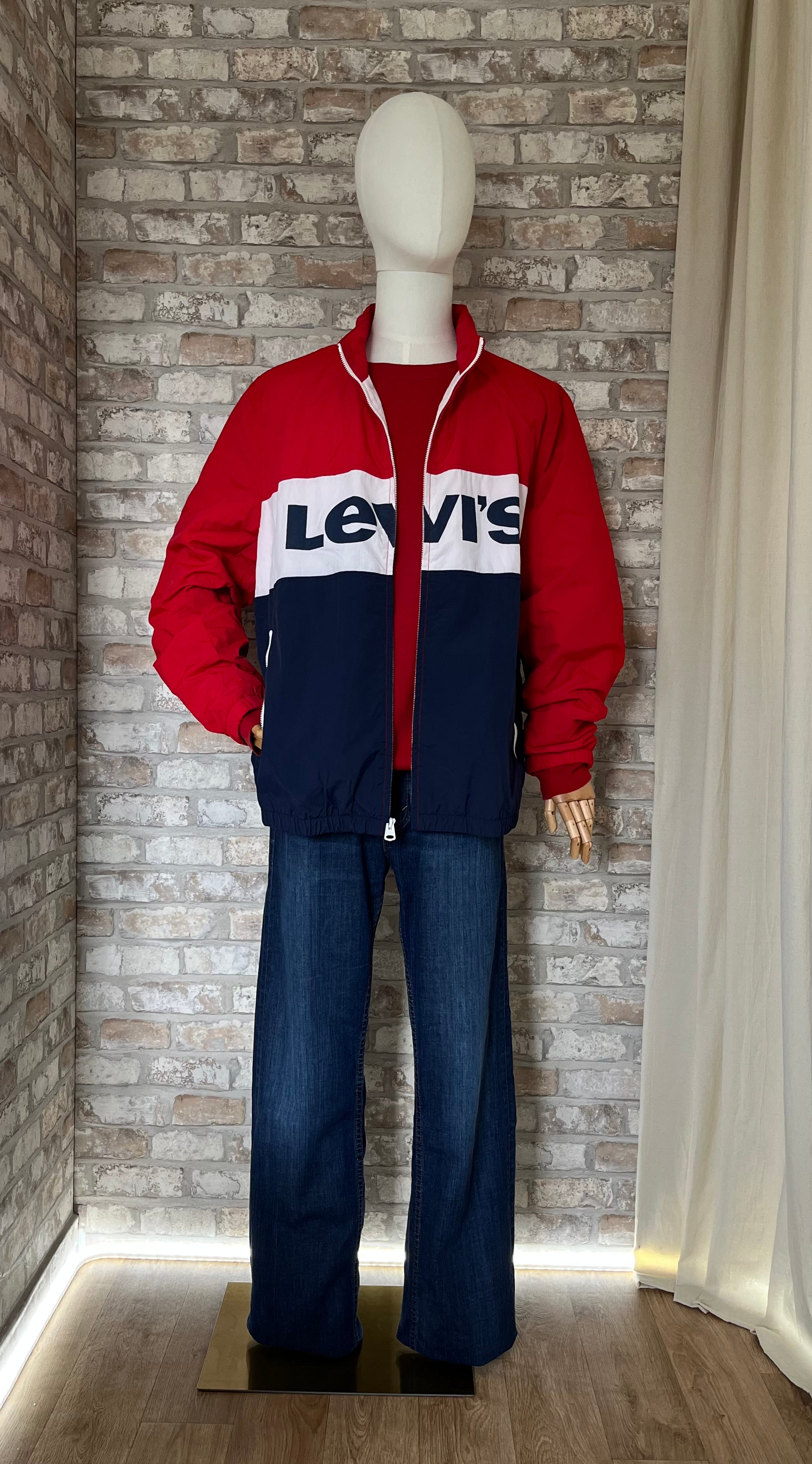 Wind-Breaker Levi's Sportswear | Capuche Escamotable | Bleu/Blanc/Rouge sur mannequin de face avec jean Levis 505