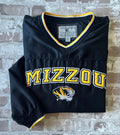 Veste de sport pullover vintage Colosseum Athletics noire avec broderie jaune Mizzou et col en V tricolore, présentée pliée à plat.