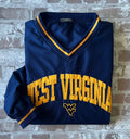 Veste de sport pullover rétro Pro Edge bleu marine avec broderie jaune West Virginia et col en V, présentée pliée à plat.