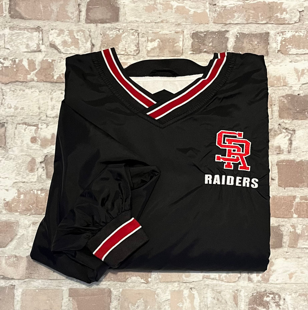 Veste de sport pullover rétro Sport-Tek noire avec broderie SR Raiders et bords-côtes rayés rouge et blanc, présentée à plat, pliée