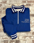 Veste de sport pullover vintage Glaxo bleu roi avec col polo zippé, bords-côtes rayés et sérigraphie sur la poitrine, présentée à plat, pliée