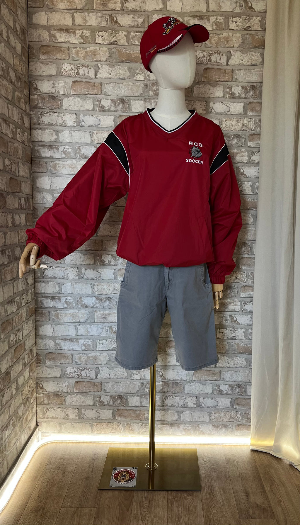 Pullover vintage rouge Augusta Sportswear avec broderie Bulldog, porté avec un bermuda Dickies et une casquette Honda Racing et un patch La Barbuda