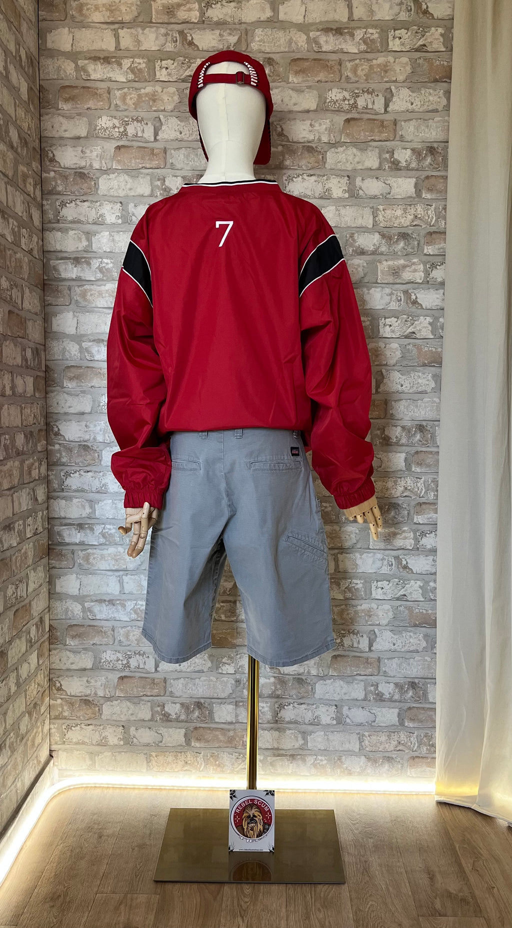Pullover vintage rouge Augusta Sportswear avec broderie Bulldog, porté avec un bermuda Dickies et une casquette Honda Racing et un patch La Barbuda ,de dos.