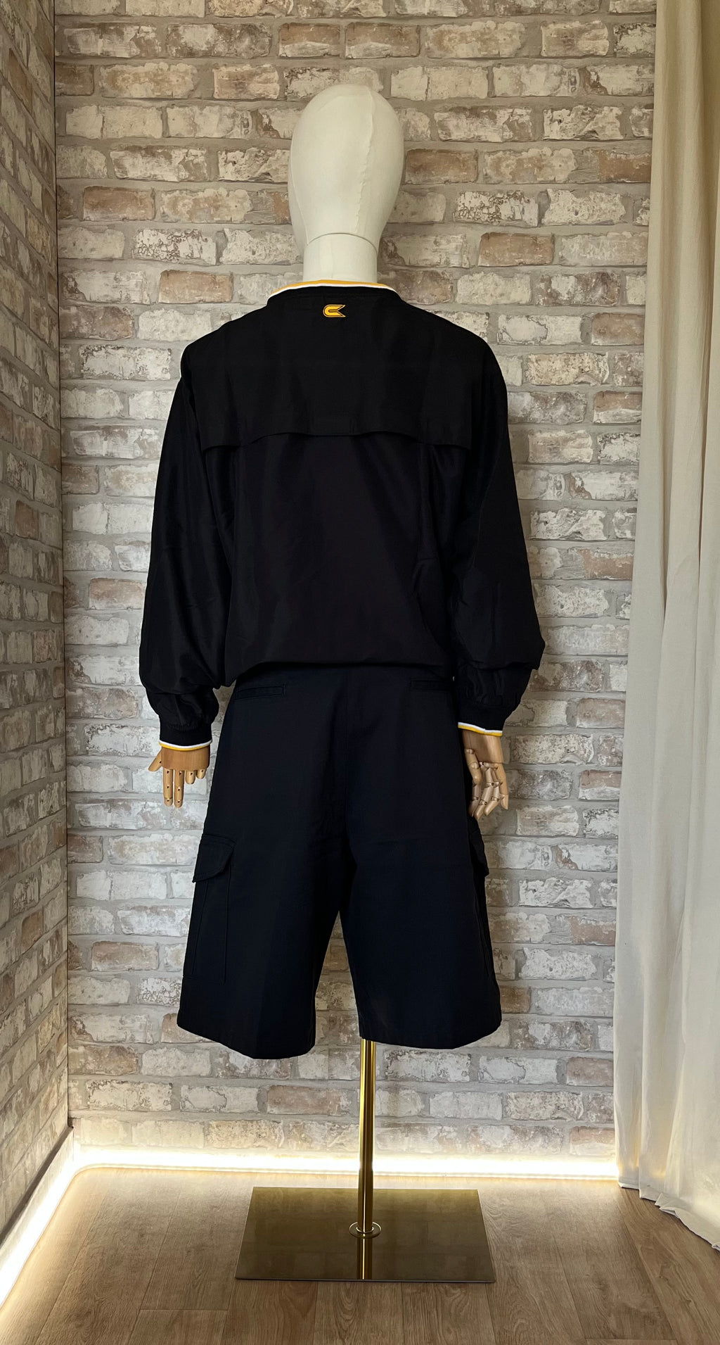 Wind-Shirt Mizzou Tigers Colosseum Athletics Style Varsity Y2K Noir & Jaune Vintage 00s avec Bermuda Dickies Ripstop Cargo Black Heavy Duty Deadstock sur mannequin de dos