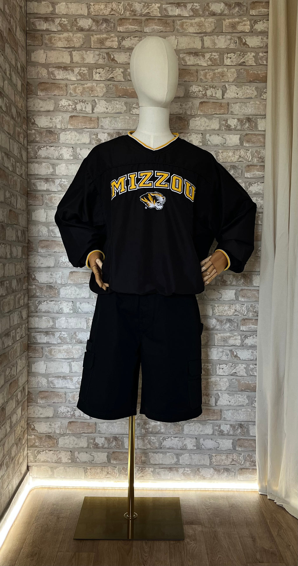 Wind-Shirt Mizzou Tigers Colosseum Athletics Style Varsity Y2K Noir & Jaune Vintage 00s avec Bermuda Dickies Ripstop Cargo Black Heavy Duty Deadstock sur mannequin de face