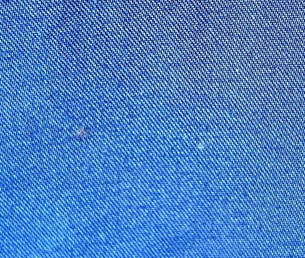 Veste de sport pullover rétro Pro Edge bleu marine avec broderie jaune West Virginia et col en V, focus gros plan micro taches
