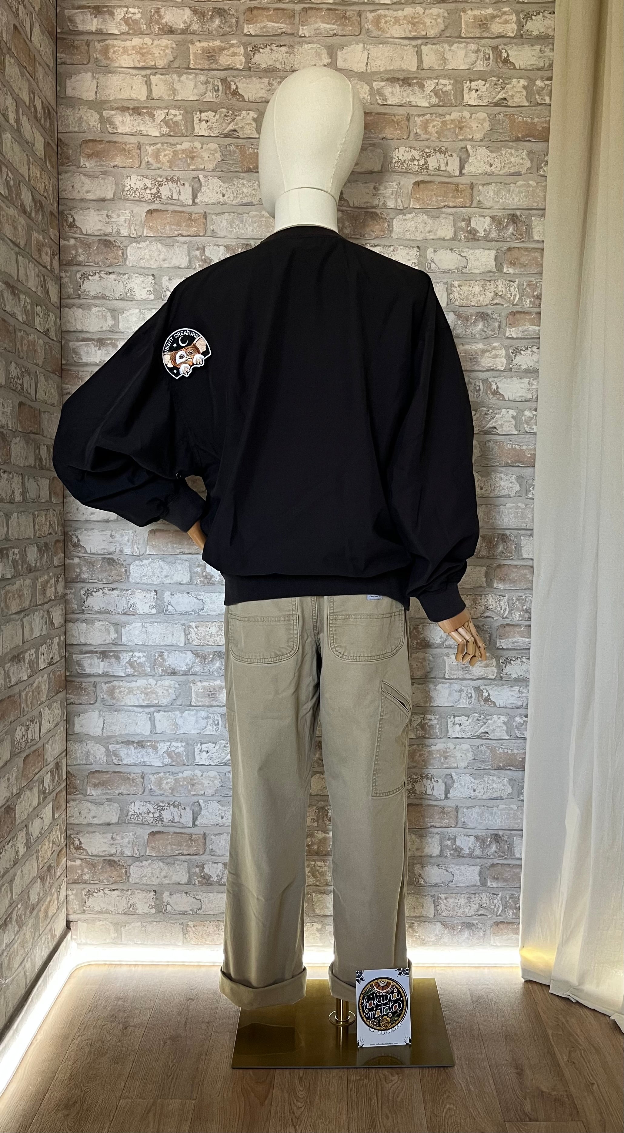 Wind-shirt LA Loving "Buffalo" Noir Vintage 00s de dos avec un La Barbuda fixé temporairement au dos et un pantalon Carhartt ( et un Patch La Barbuda au sol )