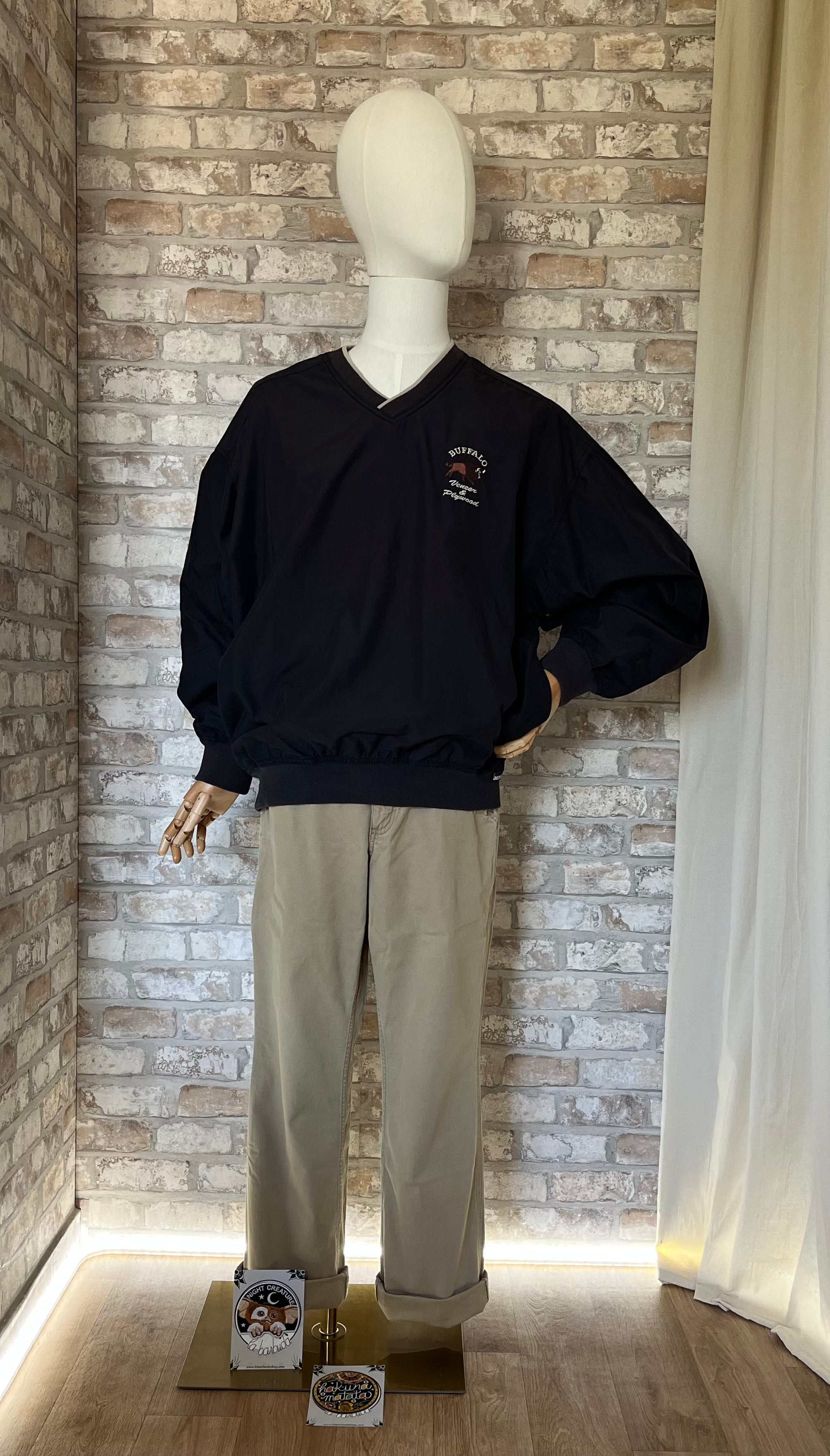 Wind-shirt LA Loving "Buffalo" , Noir , Vintage 00s,  de face sur mannequin avec des Patchs La Barbuda au sol et un pantalon Carhartt