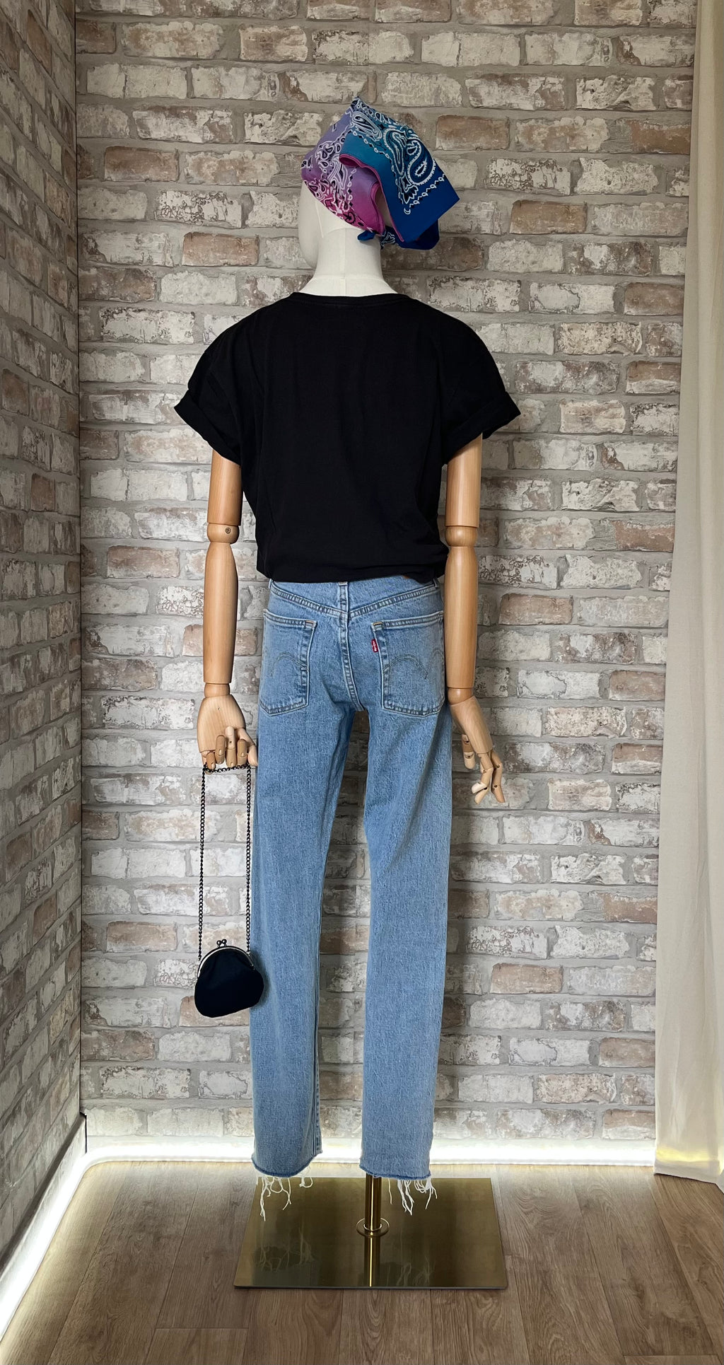 jean levis 501 skinny raw hem et tee shirt Pink Floyd Nébuleuse / dos