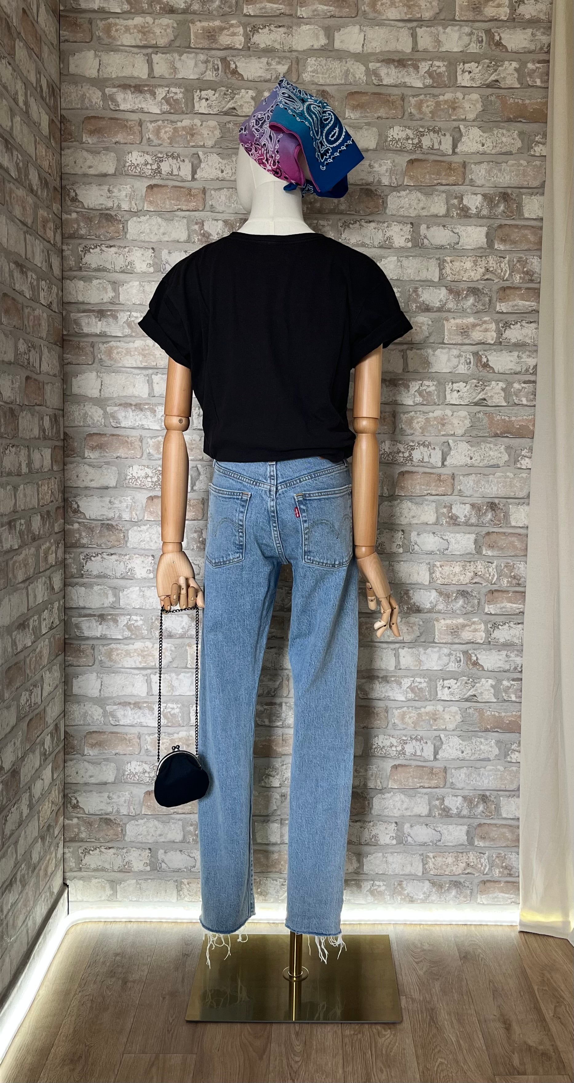 jean levis 501 skinny raw hem et tee shirt Pink Floyd Nébuleuse / dos